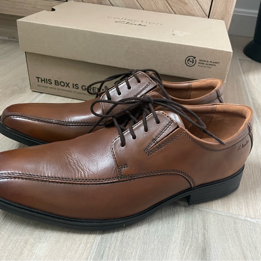 Clarks Men's Tan Leather Oxfords